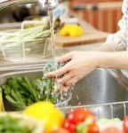 عوارض خطرناک شستن سبزیجات با نمک و مایع ظرفشویی